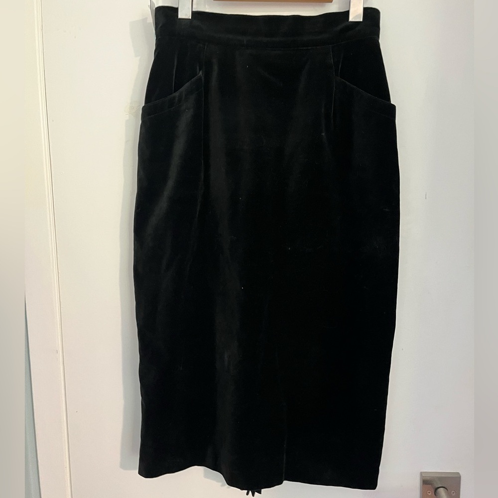 Chic Black Velvet Pencil Skirt with Kick Pleat and Pockets. Waist 26”
